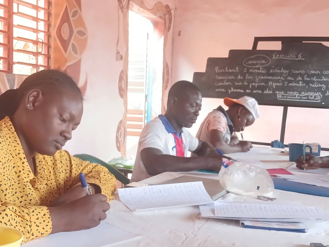 Participants concentrés pendant un atelier d'écriture
