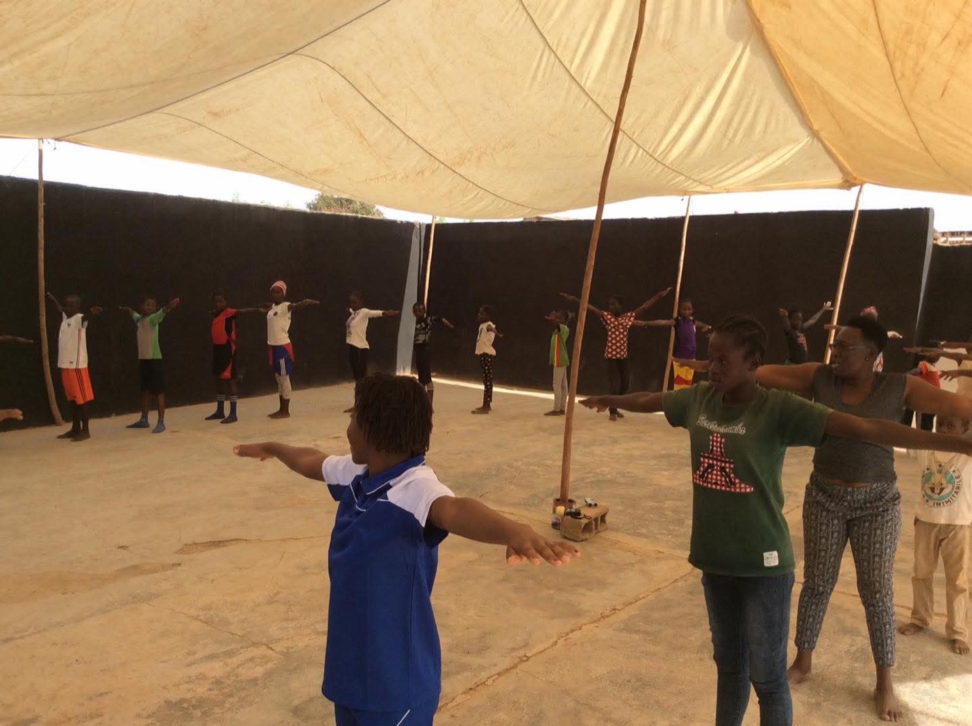 Exercice de théâtre en groupe sous la grande toile de la scène