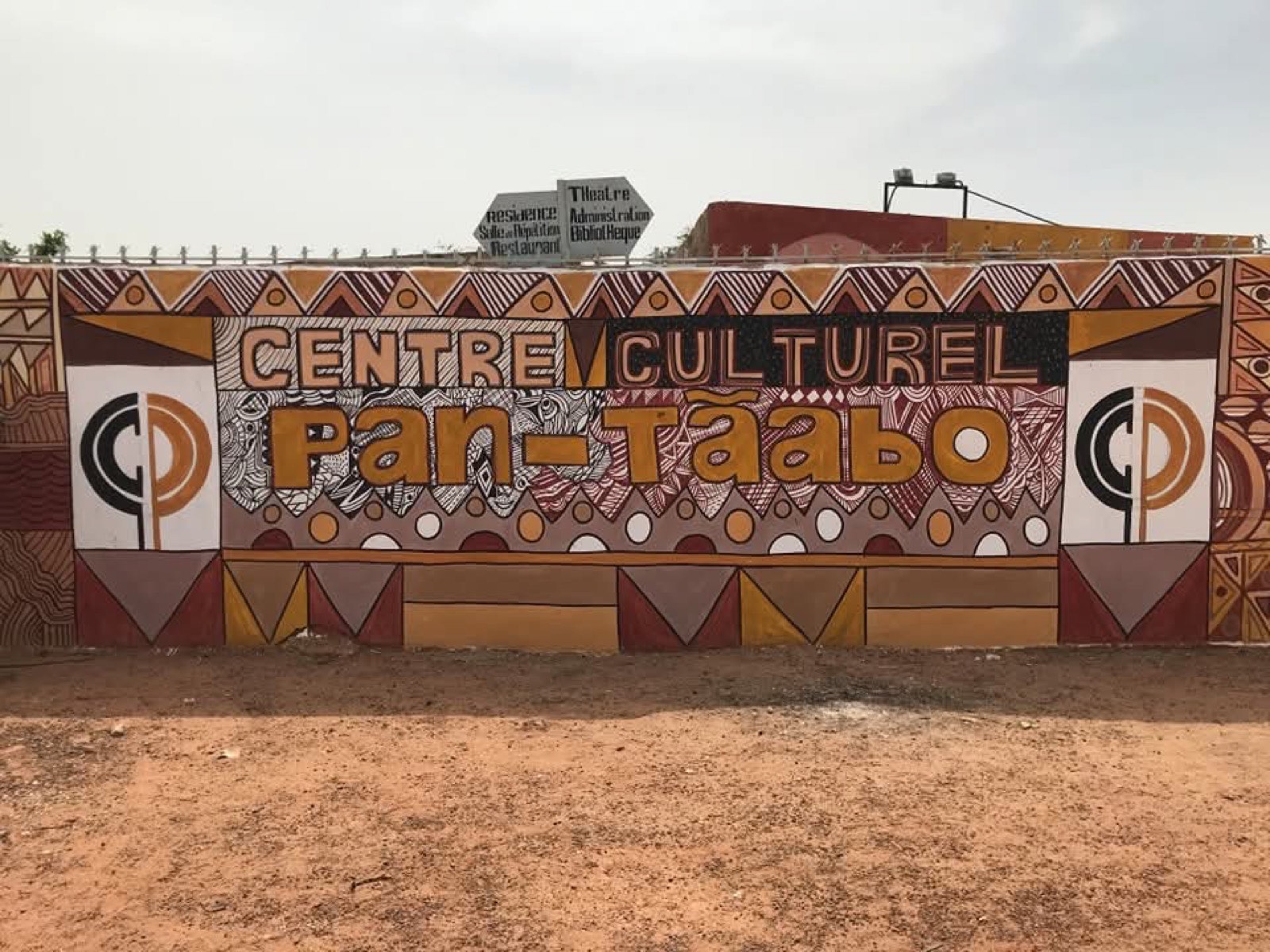 La fresque murale peinte du Centre Culturel Pan-Tăabo à Saaba