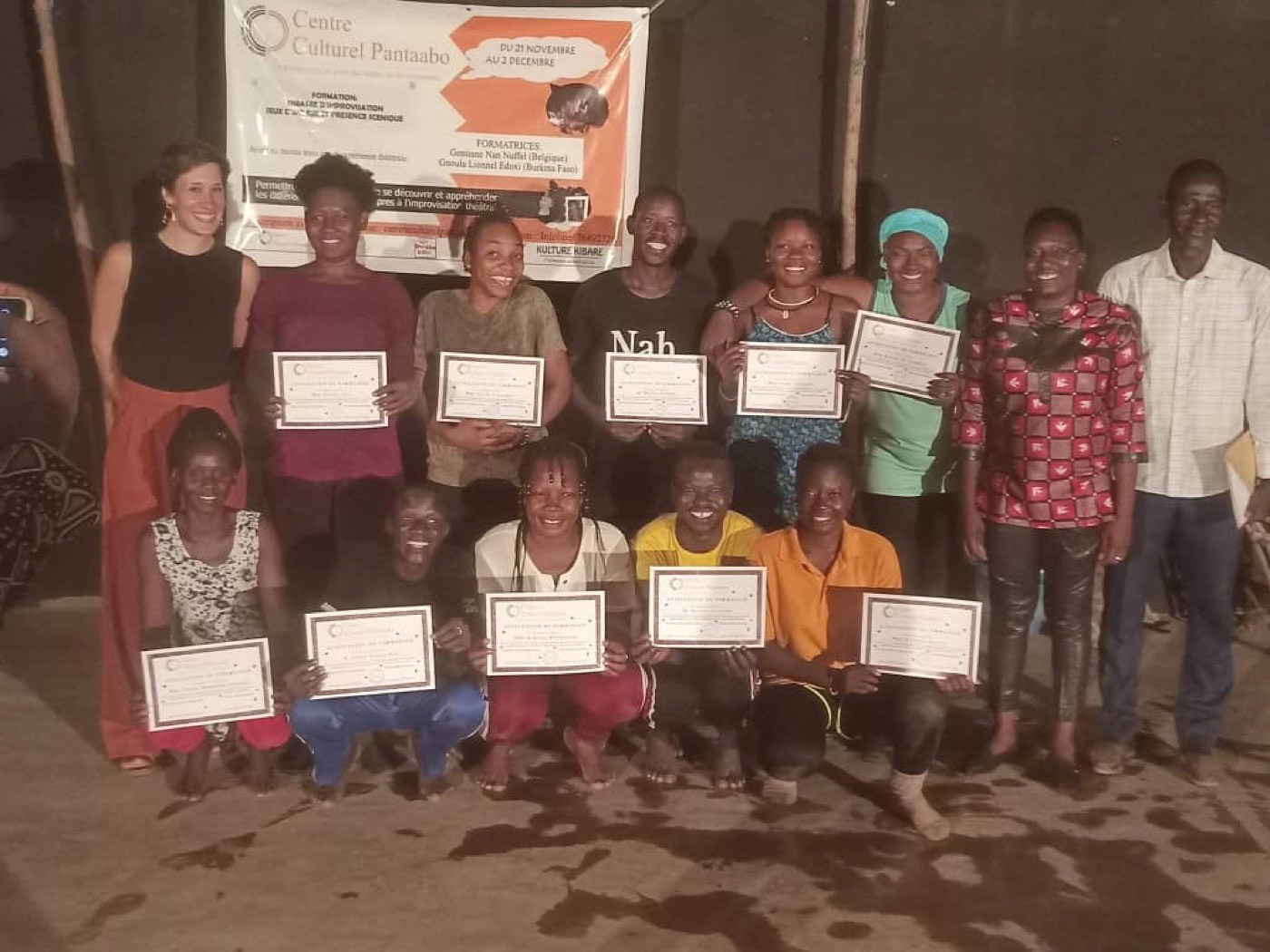Remise des attestations à la fin d'une formation de théâtre