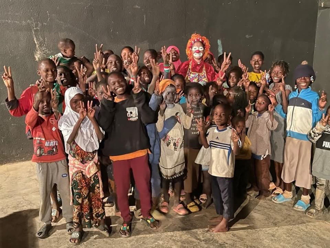 Enfants du quartier réunis après un spectacle jeune public