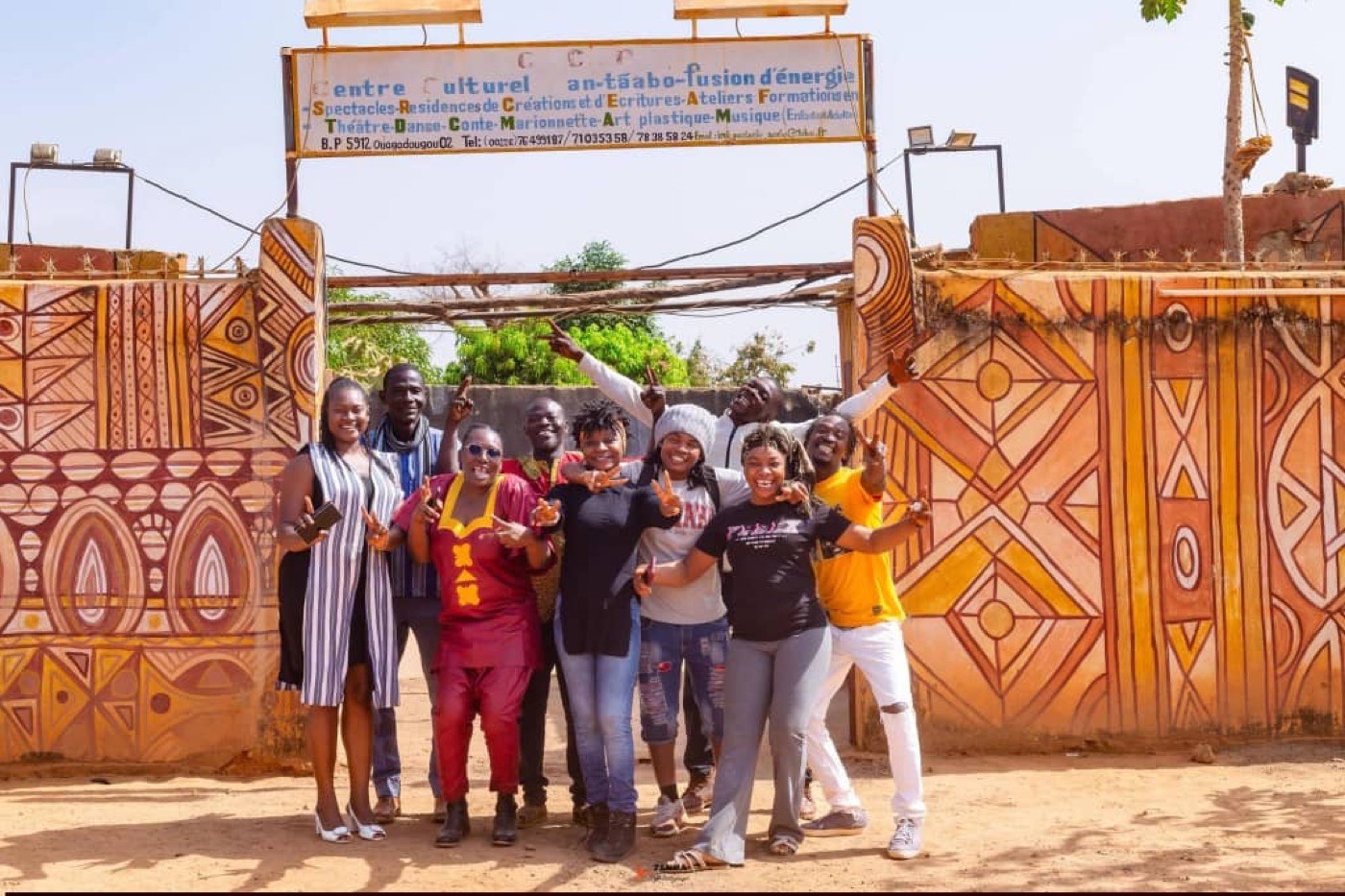La troupe de théâtre rassemblée devant l'entrée du centre